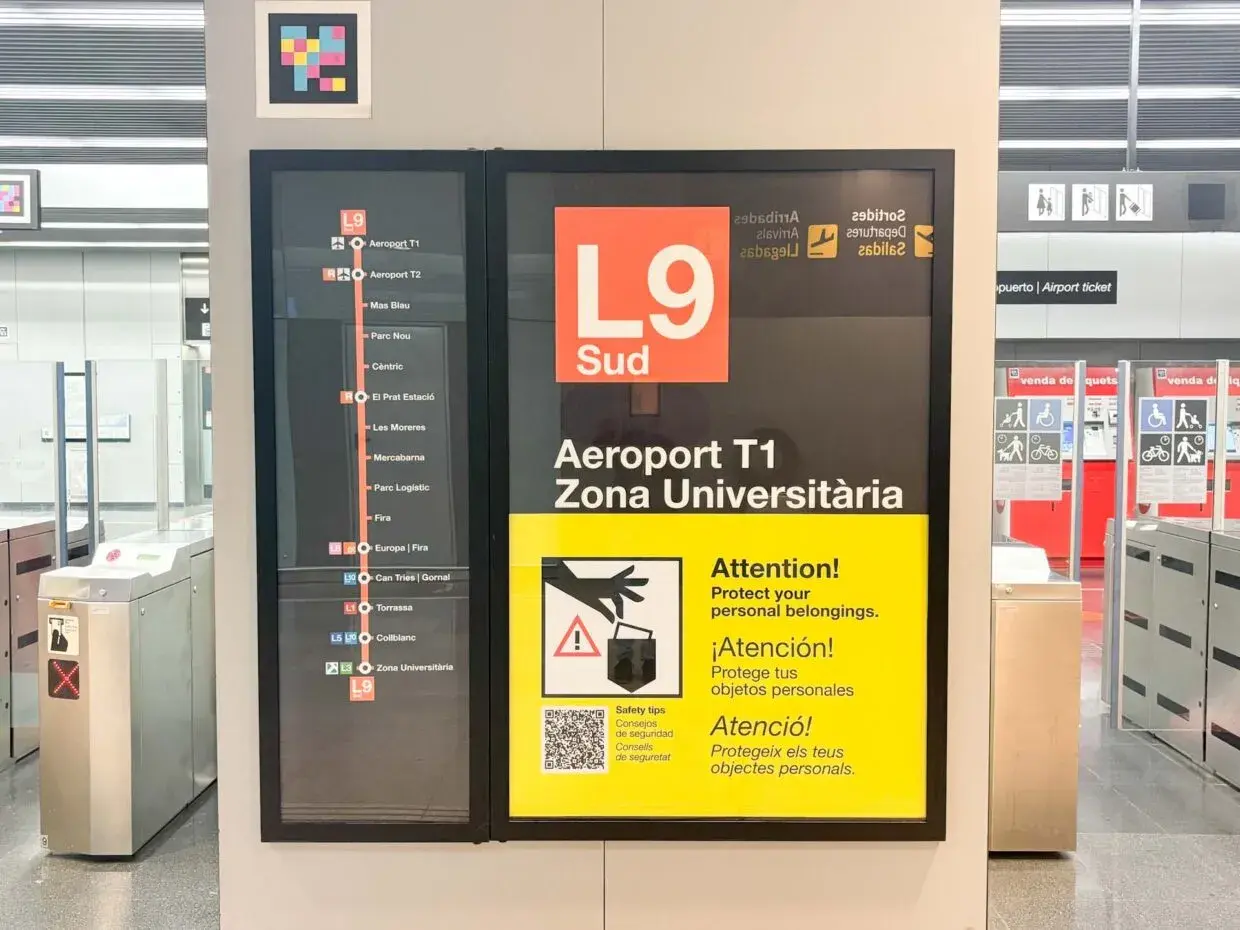 Tablica informacyjna na lotnisko Barcelona, linia L9 Sud, z ostrzeżeniem o kradzieży.