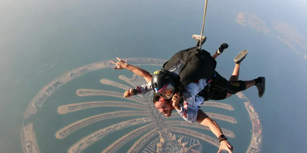 Skok ze spadochronem nad Palm Jumeirah w Zjednoczonych Emiratach Arabskich. Widok z lotu ptaka na sztuczną wyspę.