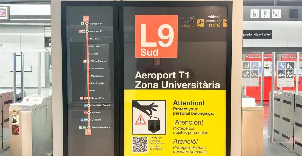 Tablica informacyjna na lotnisko Barcelona, linia L9 Sud, z ostrzeżeniem o kradzieży.
