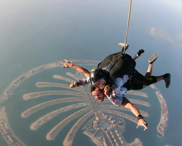 Skok ze spadochronem nad Palm Jumeirah w Zjednoczonych Emiratach Arabskich. Widok z lotu ptaka na sztuczną wyspę.