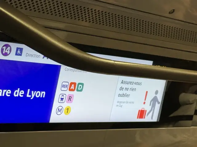 Wyświetlacz w paryskim metrze pokazuje stację Gare de Lyon i linie RER, metra oraz pociągów. Przypomina o zabraniu bagażu.