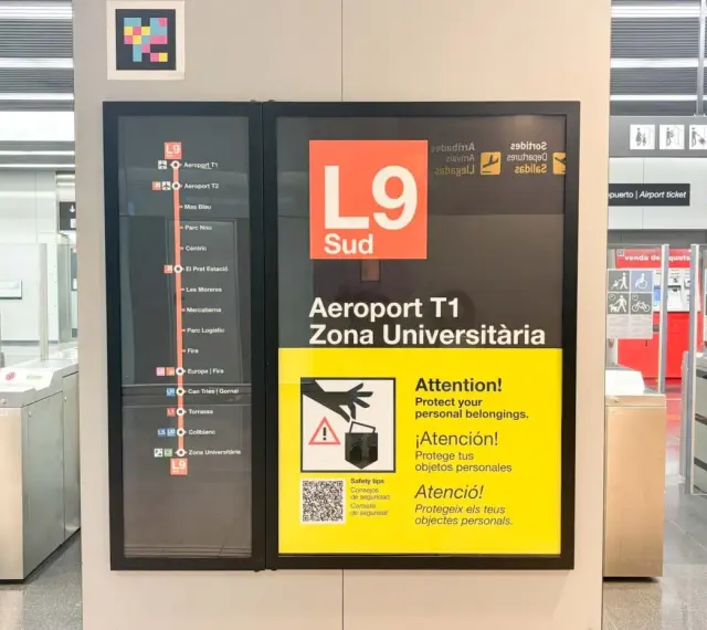 Tablica informacyjna na lotnisko Barcelona, linia L9 Sud, z ostrzeżeniem o kradzieży.