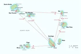 Mapa przedstawia wyspy Zielonego Przylądka na Oceanie Atlantyckim, z zaznaczonymi połączeniami lotniczymi między nimi.