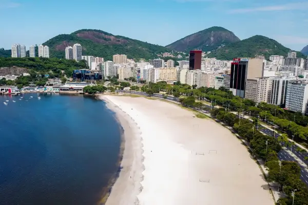 Widok na plażę i miasto w Rio de Janeiro. Czy Brazylia jest w Europie? Nie, to Ameryka Południowa!