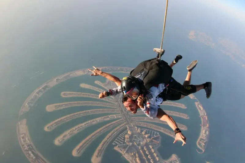 Skok ze spadochronem nad Palm Jumeirah w Zjednoczonych Emiratach Arabskich. Widok z lotu ptaka na sztuczną wyspę.
