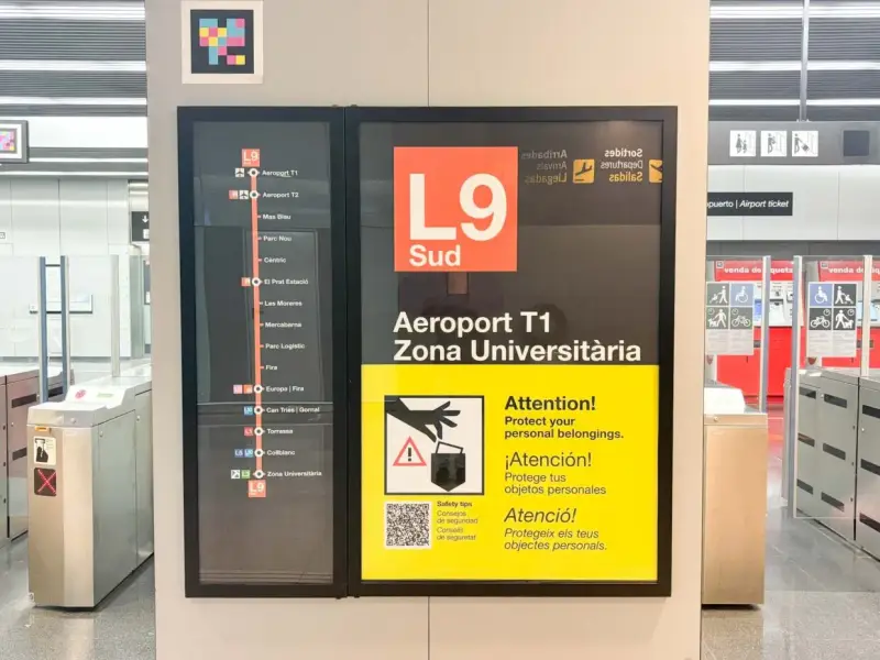 Tablica informacyjna na lotnisko Barcelona, linia L9 Sud, z ostrzeżeniem o kradzieży.